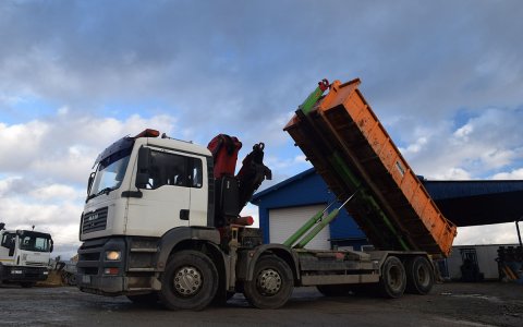 Auto s hydraulickou rukou